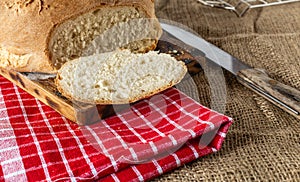 Doméstico pan. doméstico pasteles. hecho trigo harina. sabroso a saludable. fresco pan sobre el La cocina mesa.. 