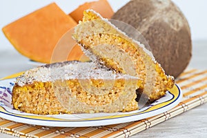 Domestico torta fatto da noce di cocco un zucca 