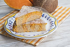 Domestico torta fatto da noce di cocco un zucca 