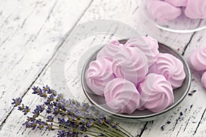 Doméstico amable lavanda sobre el azul lámina lavanda flores sobre el La cocina mesa. vaso chirrido de 