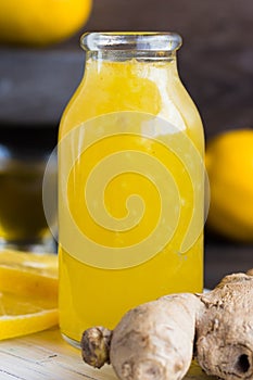 Home remedy for colds from lemon, honey and ginger