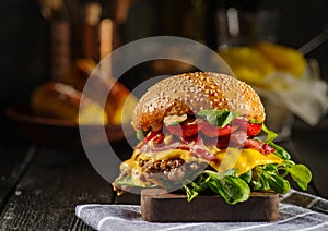 Domáci šťavnatý hamburger slanina syr a bulharčina říz 