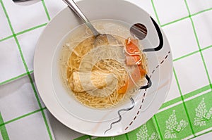 Domácí nudlová polévka podávaná u stolu