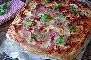 Domestico una grande sfoglia circolare di pasta leggera prosciutto formaggio un pomodoro salsa 