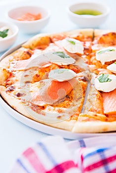 Homemade pizza with salmon fish and cream cheese - Plaisir photo