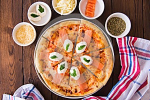 Homemade pizza with salmon fish and cream cheese - Plaisir photo