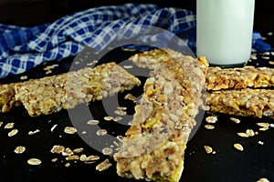 Homemade Protein Bars with Puffed Rice and Oats