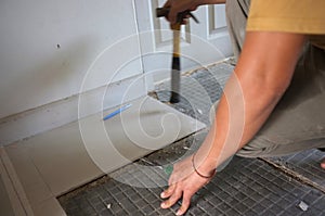 Homemade Replacing floor Ceramic tiles broken, and a tile adhesive plaster out the old to cement glue. For a new tile support agai