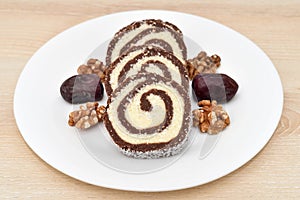 Domácí úkol dort dezert na bílý deska na hnědý dřevěný stůl 