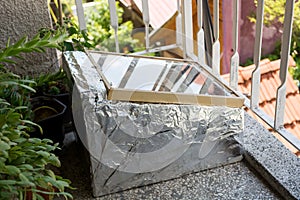 Homemade solar smelter for preparing bee honeycomb to wax