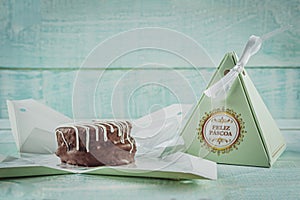 Honey cookie chocolate covered in a gift wrapping written Happy Easter - pÃ£o de mel