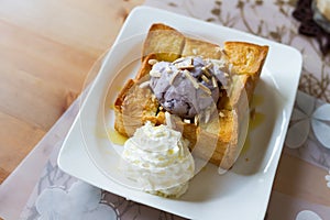 Honey toast with brown rice ice-cream