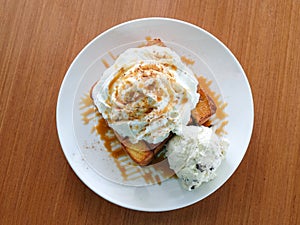 Honey Toast, Consists of bread topped with honey