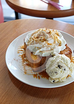 Honey Toast, Consists of bread topped with honey and ice cream