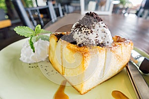 Honey Toast, Consists of bread topped honey and ice cream