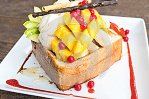 Honey toast with vanilla ice cream , mango , apple