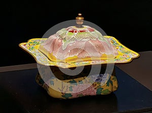 Hong Kong Palace Museum Qing Qianlong Spittoon Chinese Antique Porcelain Floral Lidded Jar Painting Arts photo