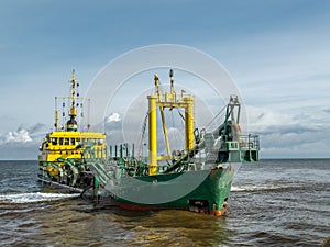 Hopper dredger vessel