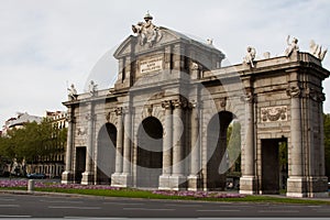 Horizontal AlcalÃ¡ Gate from the side in Madrid