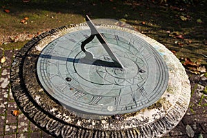 Horizontal garden sundial