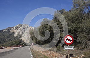 Horn prohibited sign next to Salto del Gitano rockface, especial protected nesting site