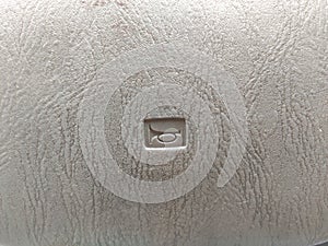 Horn sign and texture on the stearing wheel of some car