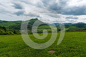 Obec Horná Poruba s kopcami Strážovských vrchov na Slovensku