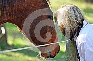 Un caballo susurrador suave sonador retrato una mujer mascota 