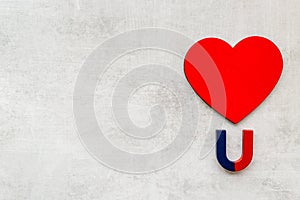 Horseshoe magnet attractives heart shapes, top view photo
