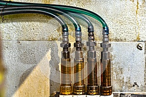 Hoses with oil and pressure regulator for lubrication of machine guides