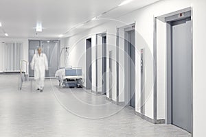 Krankenhaus aufzug ein Bett behüten Arzt 