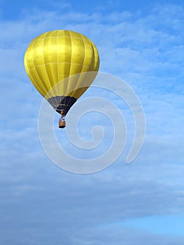 Caliente el aire globo a cielo azul 