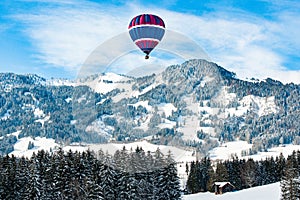 Globo a través de la nieve cubierto en Baviera alemania 