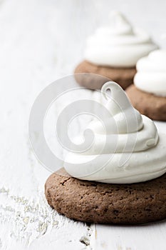 Hot chocolate cookies with marshmallow meringue
