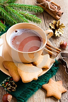 Hot chocolate with gingerbread cookies