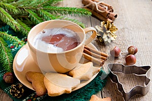 Hot chocolate with gingerbread cookies