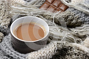 hot chocolate with knitted scarf in the winter Notitie voor redacteur: