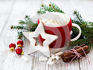 Hot chocolate with marshmallows and gingerbread cookie