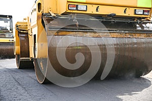 Hot-rolling asphalt roller evaporates water