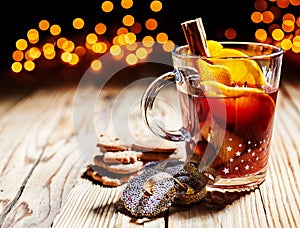 Hot spicy Christmas gluhwein served with cookies