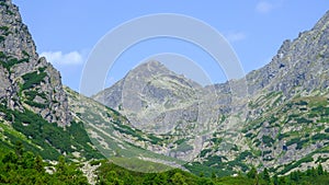 Horký letní den. Horská krajina s obrovskými skalnatými svahy Vysokých Tater, Slovensko