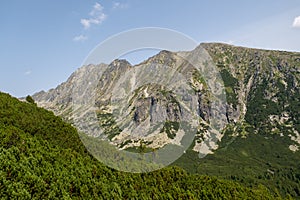 Horký letní den. Horská krajina s obrovskými skalnatými svahy Vysokých Tater, Slovensko