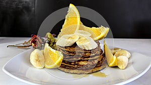 Hotcakes de avena, platano y naranja. Comida saludable, nutritiva y deliciosa! OpciÃÂ³n ovo-vegetariana! photo