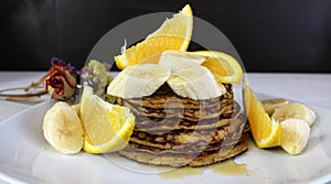 Hotcakes de avena, platano y naranja. Comida saludable, nutritiva y deliciosa! OpciÃ³n ovo-vegetariana!