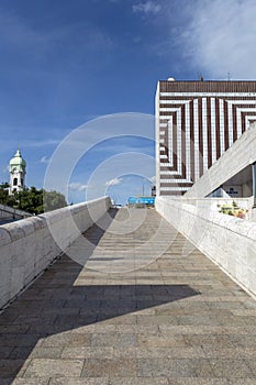 Hotel Kyjev v Bratislavě za slunečného dne