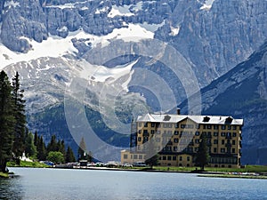 Hotel between the lake and the mountains