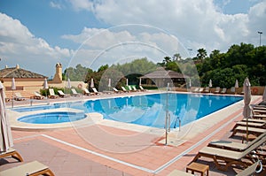 Instalación que proporciona servicios de alojamiento piscina 