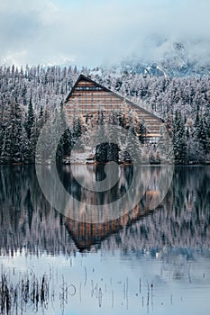 Hotel na Štrbském plese, známé jezero na slovensku. Vysoké Tatry. Zimní příroda