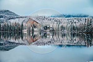 Hotel na Štrbském plese, známé jezero na slovensku. Vysoké Tatry. Zimní příroda