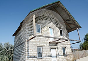 House with aerated concrete blocks, roofing construction and ba